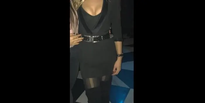 Синоптичката няма свян от жени! Отдала се е на купонджийски живот и само дами около нея (Снимки)