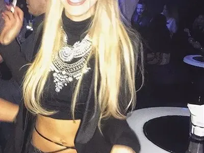 Синоптичката няма свян от жени! Отдала се е на купонджийски живот и само дами около нея (Снимки)