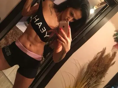 Тази певица на Пайнер показа защо на 39 години не е за изхвърляне! Бившият й мъж се скъсваше да й изневерява, сега тя му го върна ТЪПКАНО