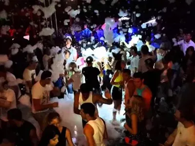 В столична дискотека за ЧНГ: 8 младежи изпиха шампанско за 35 бона