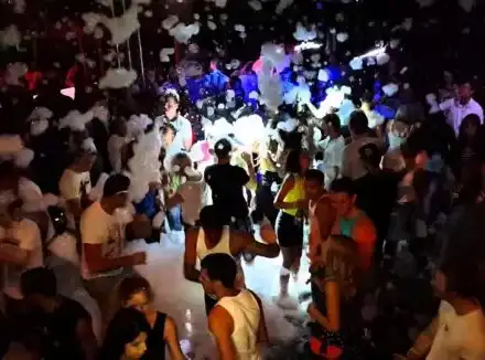 В столична дискотека за ЧНГ: 8 младежи изпиха шампанско за 35 бона