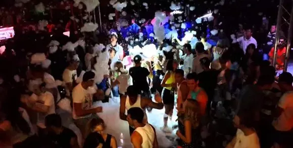 В столична дискотека за ЧНГ: 8 младежи изпиха шампанско за 35 бона