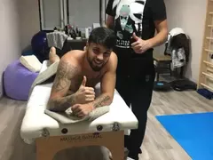 ДесиСлава роди, мъжът й на масаж