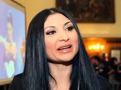 Софи Маринова става учителка, родителите бесни, не я искат при децата си!
