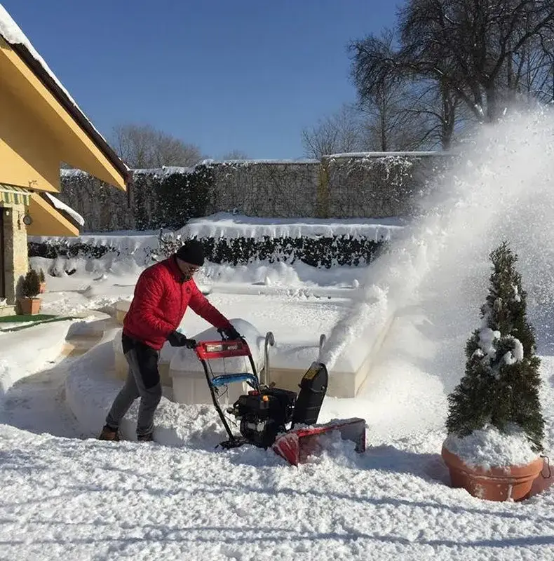 Здравко от „Ритон“ извади снегорина!