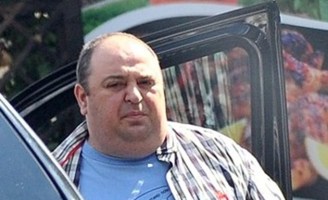 Любо Нейков се вози в джип за 250 бона с личен шофьор