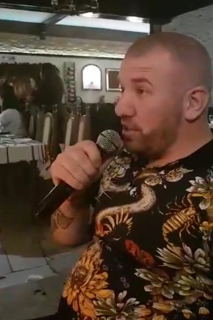 Динко куфее с гаджето си за ЧРД. Мазни гьобеци и тлъсти пачки белязаха купона  (Снимки)