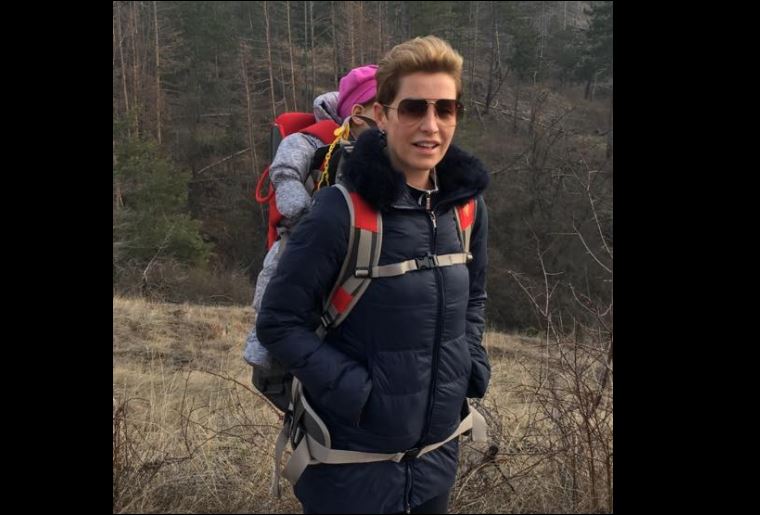 ﻿Джина Стоева на пикник с бебето