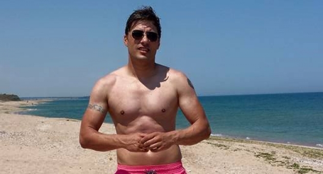 Владо Карамазов с татуси като пандизчия, крие рисунка на интимно място