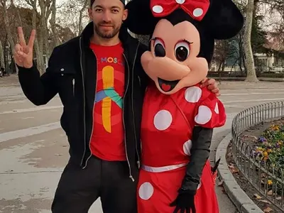 Апаши разбиха колата на Дамян Попов, който плаче от любов