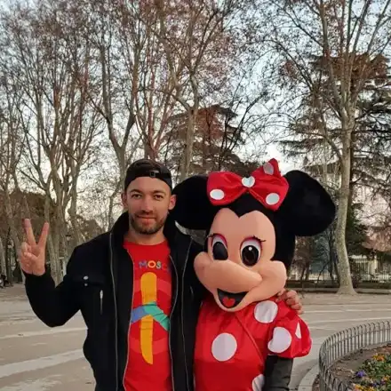 Апаши разбиха колата на Дамян Попов, който плаче от любов