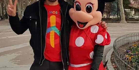 Апаши разбиха колата на Дамян Попов, който плаче от любов