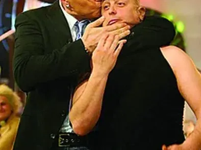 Дългия прецакал Краси Радков да играе в театъра, вързал го с железен договор