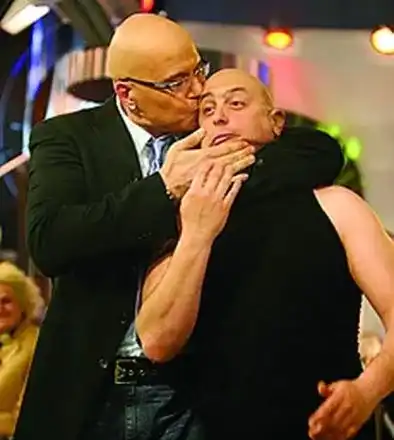 Дългия прецакал Краси Радков да играе в театъра, вързал го с железен договор