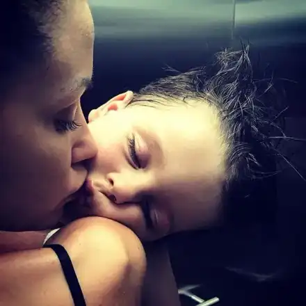 Диляна Попова целуна малкия Блатечки и разтопи мрежата