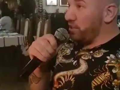 Динко куфее с гаджето си за ЧРД. Мазни гьобеци и тлъсти пачки белязаха купона  (Снимки)