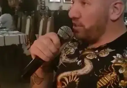 Динко куфее с гаджето си за ЧРД. Мазни гьобеци и тлъсти пачки белязаха купона  (Снимки)