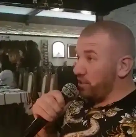 Динко куфее с гаджето си за ЧРД. Мазни гьобеци и тлъсти пачки белязаха купона  (Снимки)