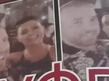 Динко куфее с гаджето си за ЧРД. Мазни гьобеци и тлъсти пачки белязаха купона  (Снимки)