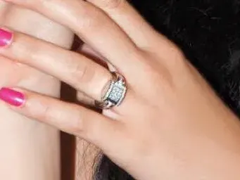 Елеонора Манчева се сгоди! (Вижте уникалния годежен пръстен)