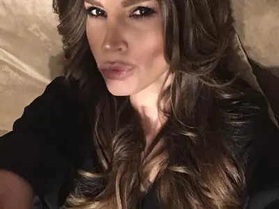 Есил Дюран оплю колежките си, била по-класна от тях