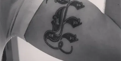 Ето това е ЛЮБОВ! Мартин и Емануела си направиха татуси (На певицата е на много интимно място, СНИМКИ)