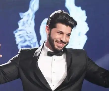 Фики не може да се откъсне от бебето