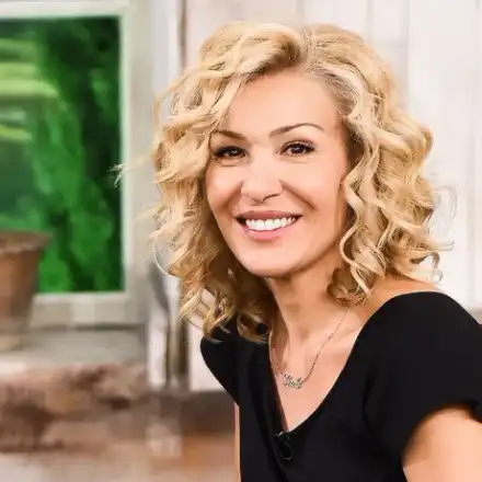 Гала се фука с чисто нови зъби (Водещата си изпросила ченето на аванта)