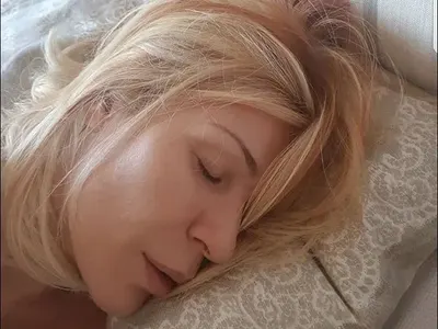 Гала се пусна без грим от спалнята