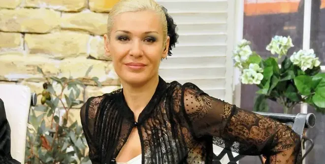 Гала втрещи защитниците на животните (Фука се с котка, опакована в целофан)