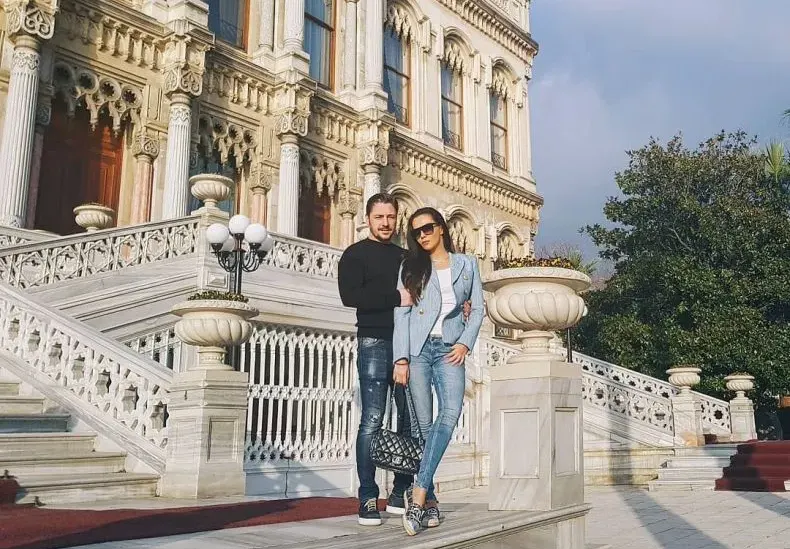 Галена нощува в хотел за два бона