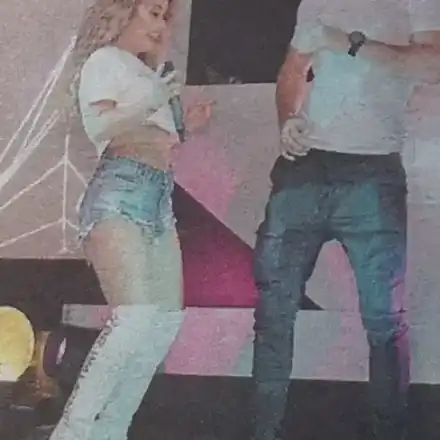 Гери-Никол се сваля на сцената, късметлия се отърка в дупарата на певицата