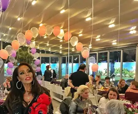 Ивана става булка на 50 (Вижте годежния пръстен + още снимки)