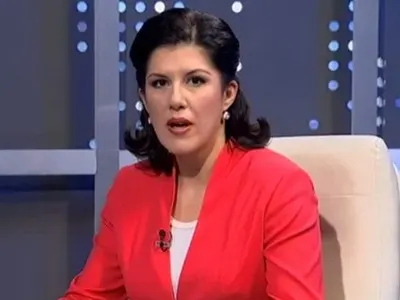 Жени Марчева си нае слугиня, за да чисти и да й гледа децата! Мъжът й пък готви вкъщи