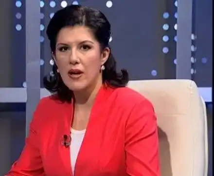 Жени Марчева си нае слугиня, за да чисти и да й гледа децата! Мъжът й пък готви вкъщи