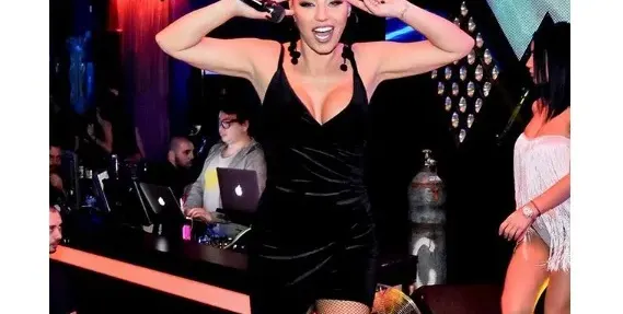 Камелия опипва гърдите на фенки по участия! Мина на жени, но не спира да флиртува и с мъжете