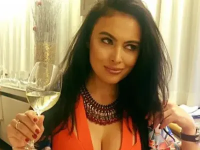 Клюкарката Лили с рози и в хладилника