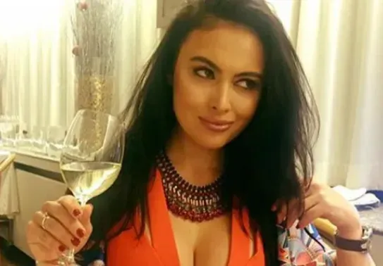 Клюкарката Лили с рози и в хладилника