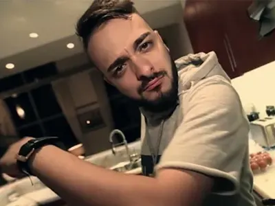 Криско цепи стотинката на две, къта  бели пари за черни дни