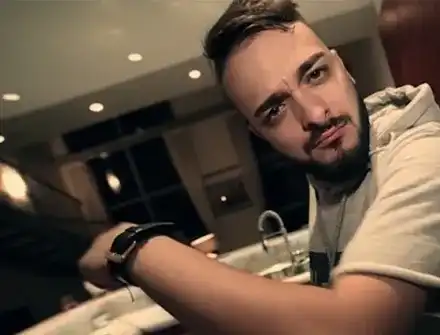 Криско цепи стотинката на две, къта  бели пари за черни дни