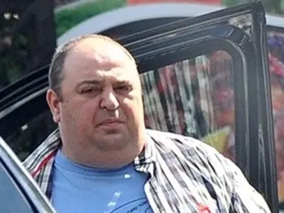 Любо Нейков се вози в джип за 250 бона с личен шофьор