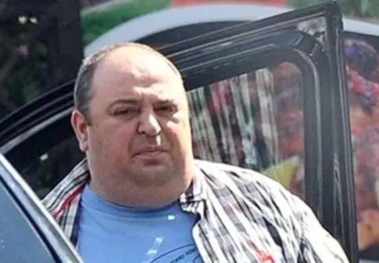 Любо Нейков се вози в джип за 250 бона с личен шофьор