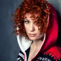 Люси Дяковска залюби 20-годишна фотографка