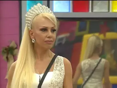 Луна става актриса