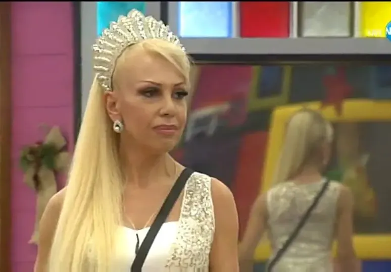 Луна става актриса