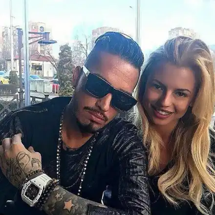 Машина! Джино върти две наведнъж (Снимки)