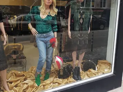 Мис Силикон на витрина