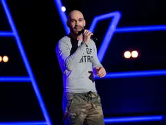 Наперен актьор на сцената на „Гласът на България“