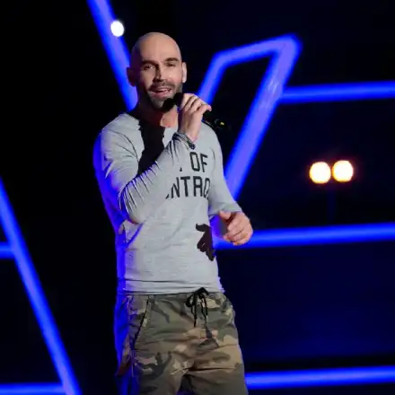 Наперен актьор на сцената на „Гласът на България“