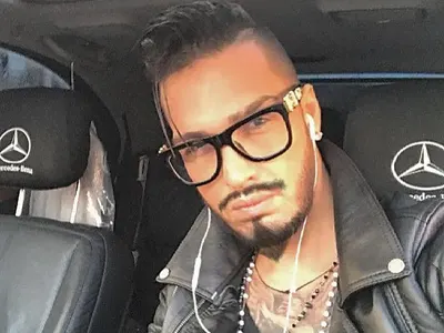 Напориста фенка надра колата на Джино с ключ (Снимки)